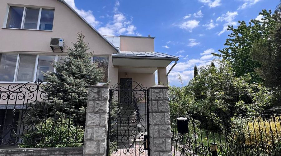 Продаж будинку 4 кімнати 167 кв. м. 6 сот. (Лезнево) Хмельницький