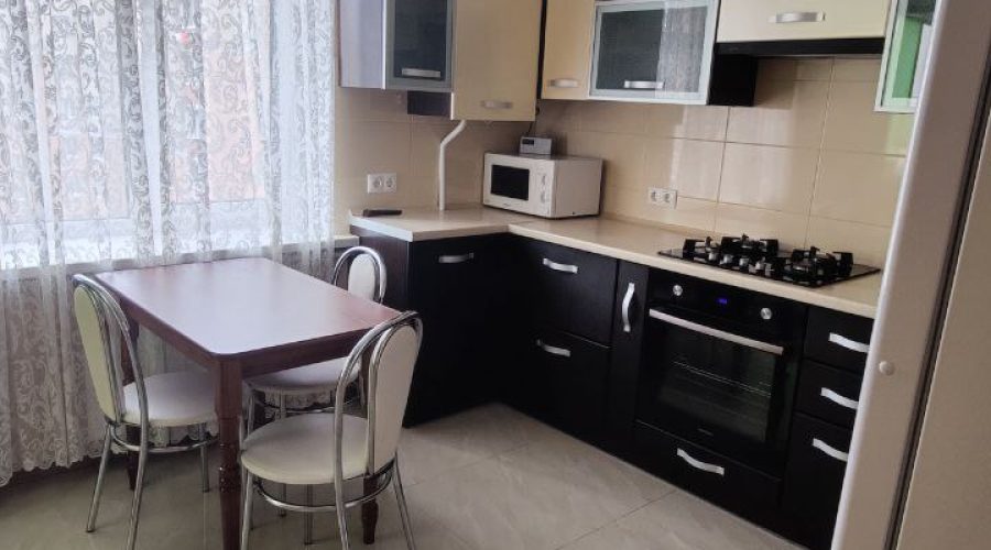 Продаж квартири 3 кімнати 92 кв. м. Лісогринівецька (Озерна) Хмельницький