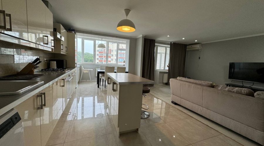 Продаж квартири 3 кімнати 107 кв. м. Лісогринівецька (Озерна) Хмельницький