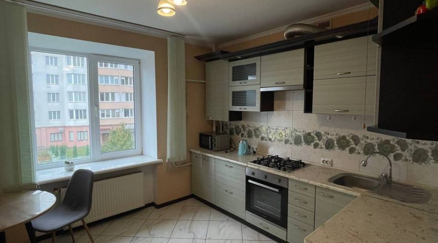 Продаж квартири 2 кімнати 70 кв. м. Будівельників (Виставка) Хмельницький