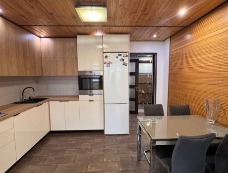 Продаж квартири 3 кімнати 130 кв. м. Лісогринівецька (Озерна) Хмельницький