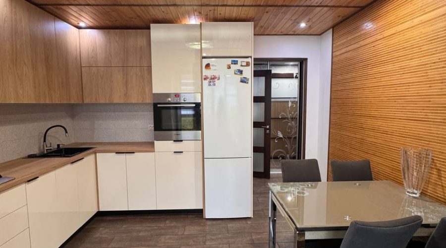 Продаж квартири 3 кімнати 130 кв. м. Лісогринівецька (Озерна) Хмельницький