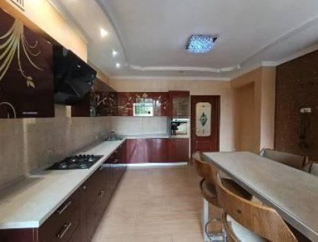 Продаж квартири 3 кімнати 206 кв. м. Володимирська (Центр) Хмельницький