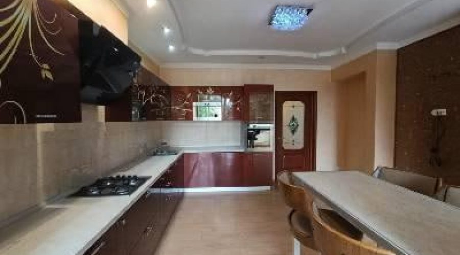 Продаж квартири 3 кімнати 206 кв. м. Володимирська (Центр) Хмельницький