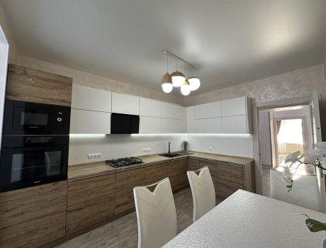 Продаж квартири 3 кімнати 96 кв. м. Лісогринівецька (Озерна) Хмельницький